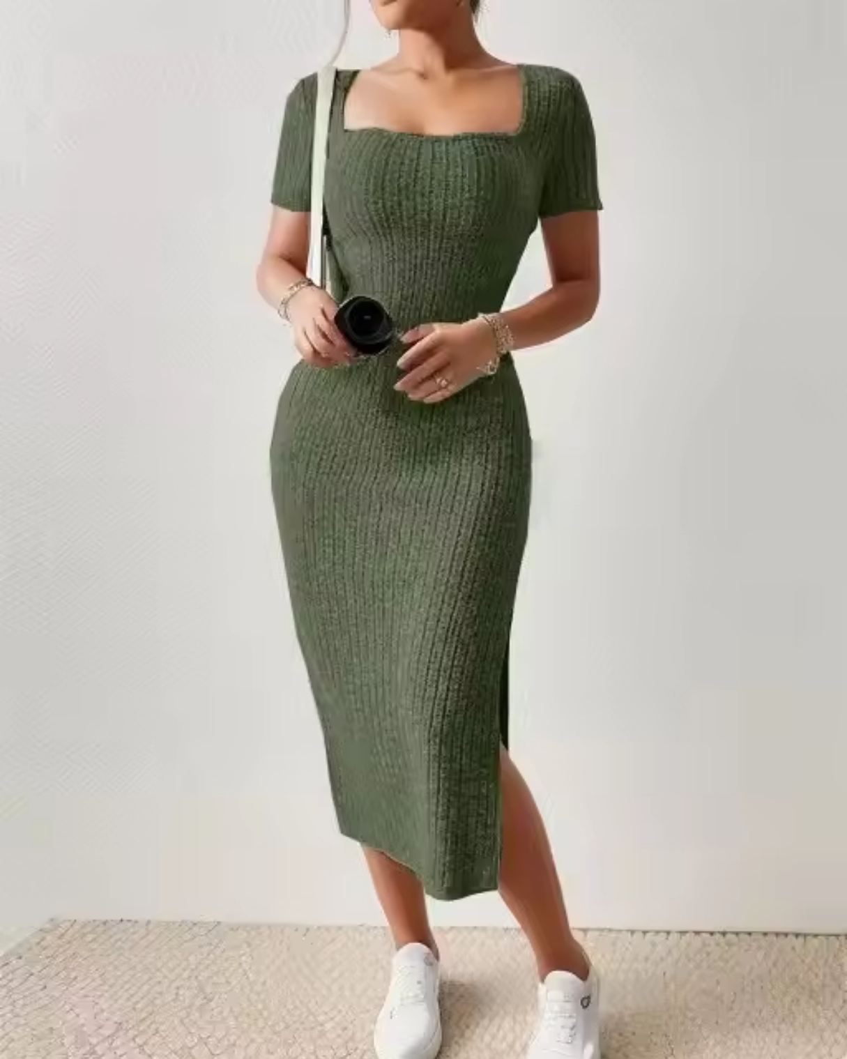 Alina | Figurbetontes Strickkleid mit Schlitz