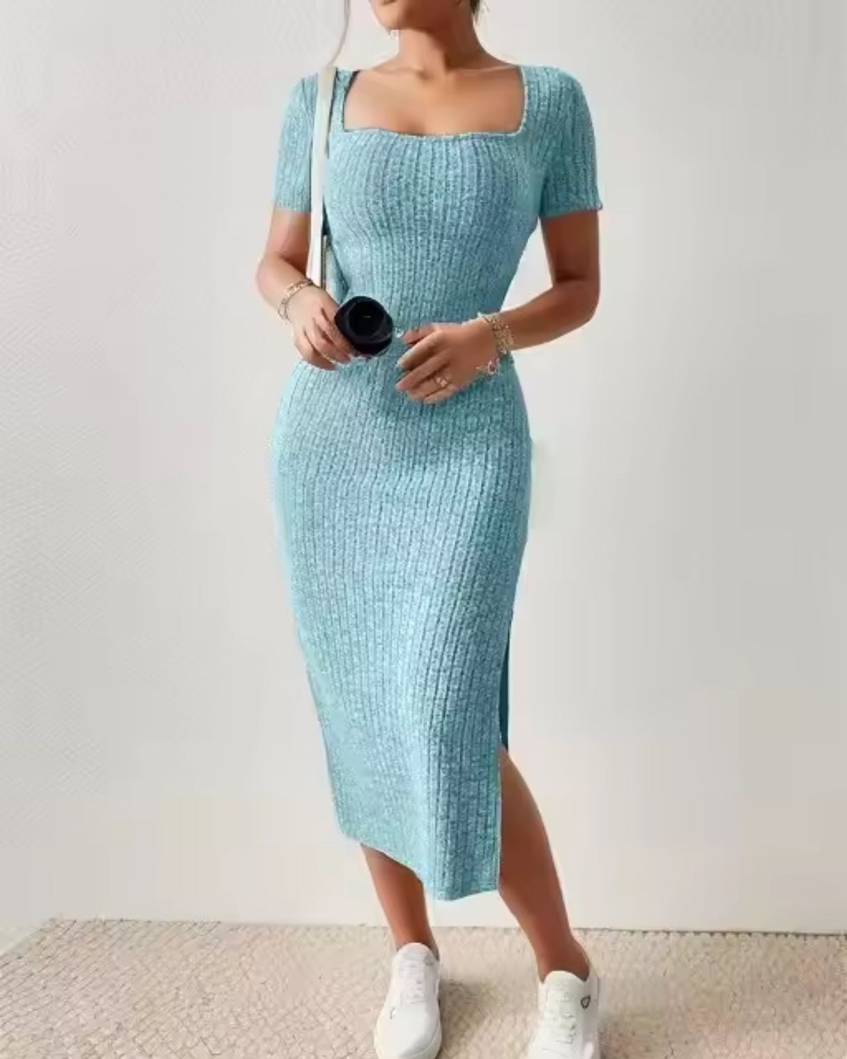 Alina | Figurbetontes Strickkleid mit Schlitz
